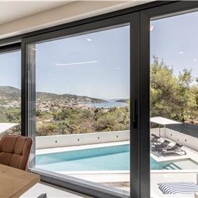 4 bedroom villa with heated pool and sea view in Vinišće, sleeps 8